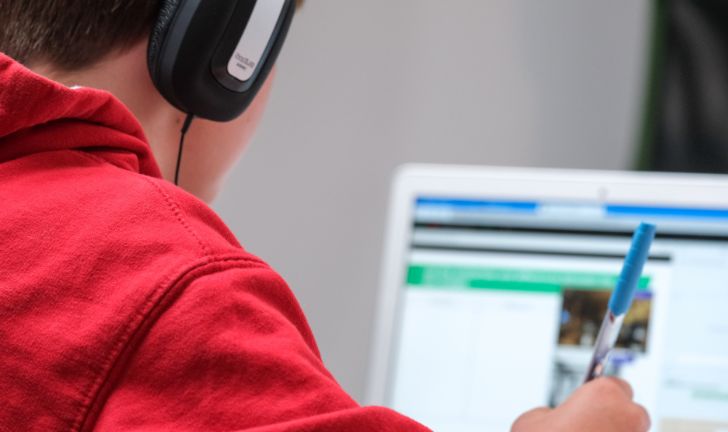 What to consider when designing a poster for online education projects?